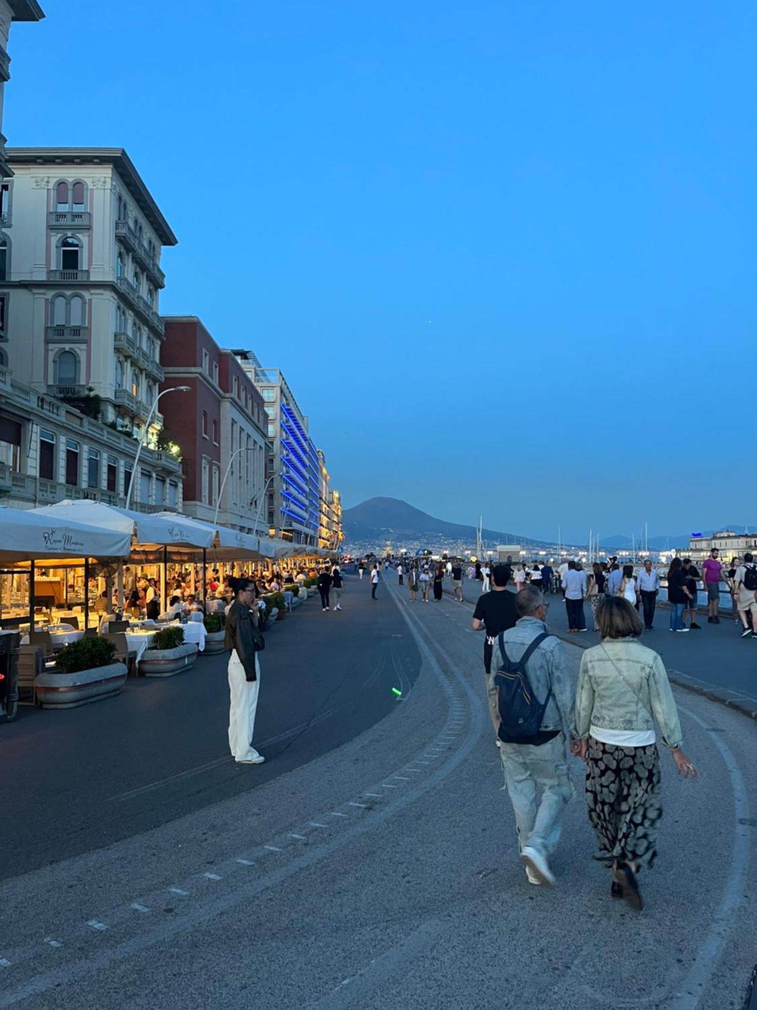 Holiday Home Un Posto Solare Napoli Ngoại thất bức ảnh